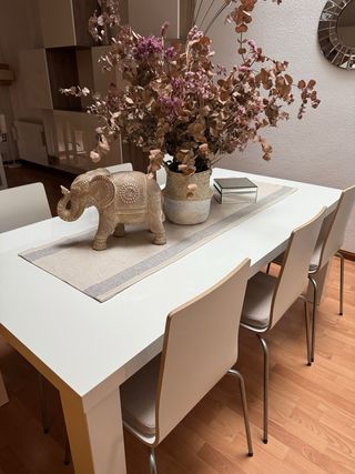 Mesa Comedor con 6 Sillas Blancas y cojines. IKEA.