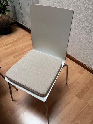 Mesa Comedor con 6 Sillas Blancas y cojines. IKEA.