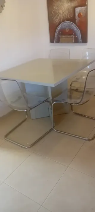 Mesa comedor con 4 silla de metalcrilado y metal