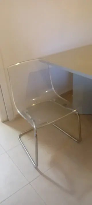 Mesa comedor con 4 silla de metalcrilado y metal