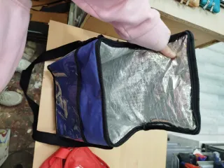 1 Nevera portátil roja y 2 neveras azules