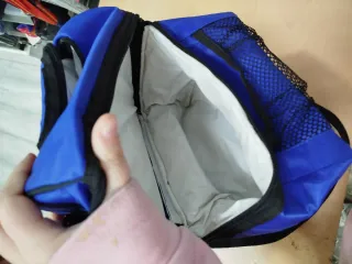 1 Nevera portátil roja y 2 neveras azules