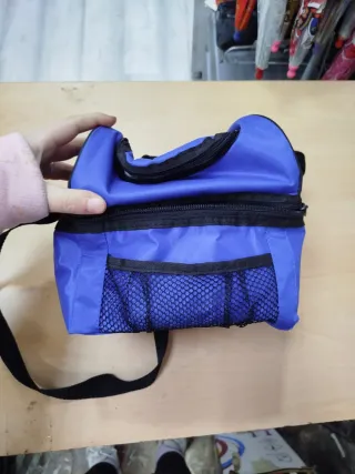 1 Nevera portátil roja y 2 neveras azules