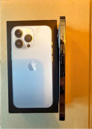 iPhone 13 Pro 256 GB Plata/azul, 84 % de batería