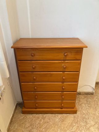 Cómoda de madera marrón