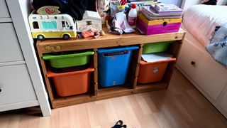 Mueble Ikea madera con cubetas