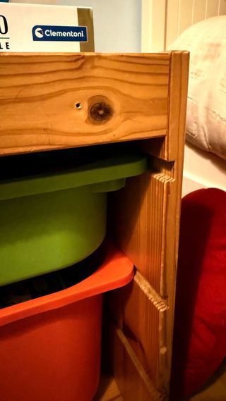 Mueble Ikea madera con cubetas