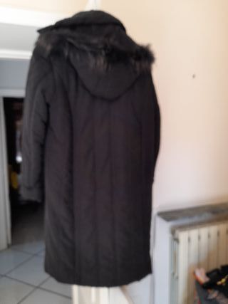 Cappotto nero con pelliccia sintetica