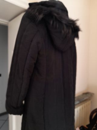 Cappotto nero con pelliccia sintetica