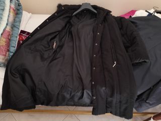 Cappotto nero con pelliccia sintetica