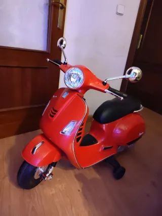 Moto eléctrica infantil con licencia Vespa