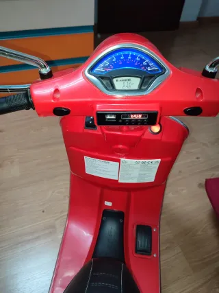 Moto eléctrica infantil con licencia Vespa
