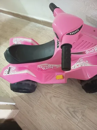 Triciclo rosa Feber con batería