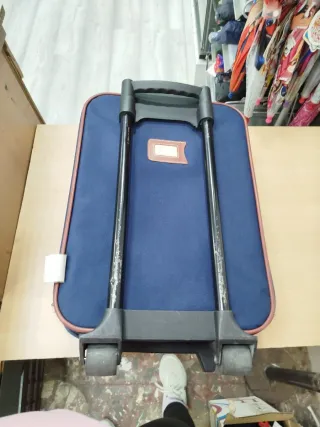 Maleta azul con detalles marrones