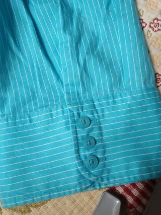 Camisa azul con rayas blancas