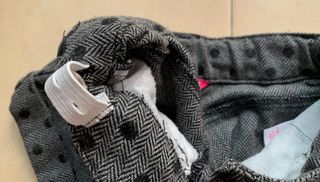 Shorts grises con lunares