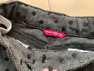 Shorts grises con lunares