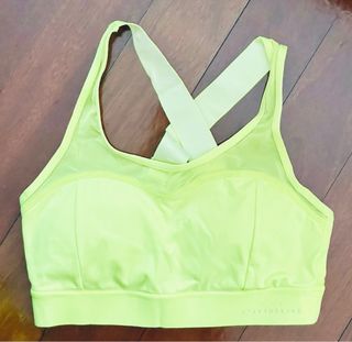 Conjunto deportivo Bershka top, sujetador y mallas