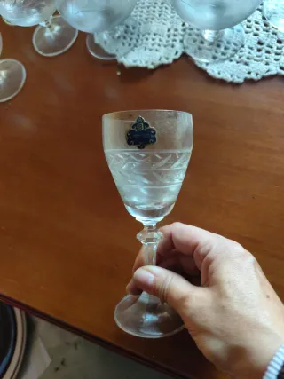 Juego de copas de cristal tallado