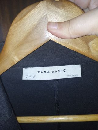 Americana Zara Negra con Ribete Blanco