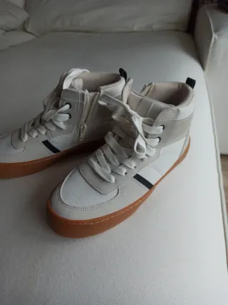 Zapatillas altas niño beige y blanco