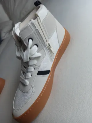 Zapatillas altas niño beige y blanco