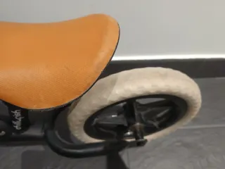 Bicicleta sin pedales negra y marrón