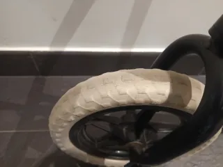 Bicicleta sin pedales negra y marrón