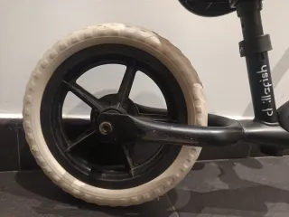 Bicicleta sin pedales negra y marrón