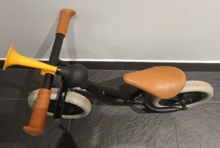 Bicicleta sin pedales negra y marrón