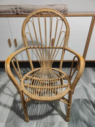 Silla de ratán beige y marrón