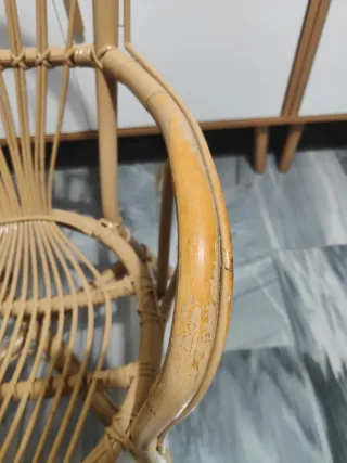 Silla de ratán beige y marrón