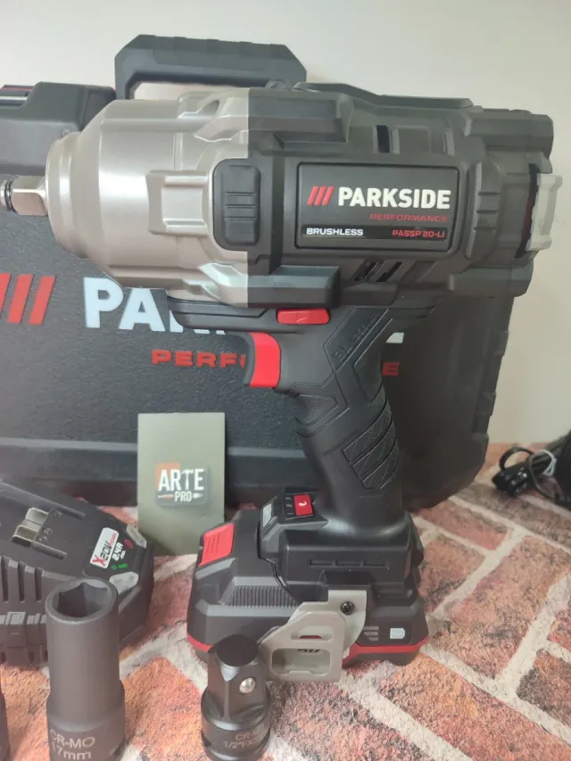 Atornilladora de Impacto + Grapadora de Regalo