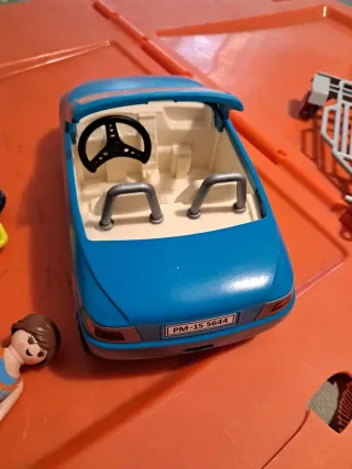 Coche descapotable Playmobil con accesorios