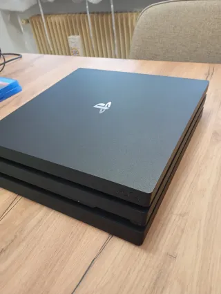PlayStation 4 Pro + 2 Giochi e vari cavi
