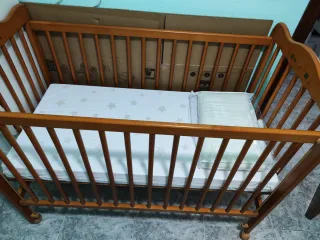 Cuna de bebé de madera