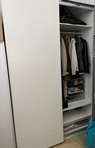 Armario blanco de madera robusta