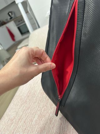 Mochila Giorgio Armani Parfums Negra con Rojo