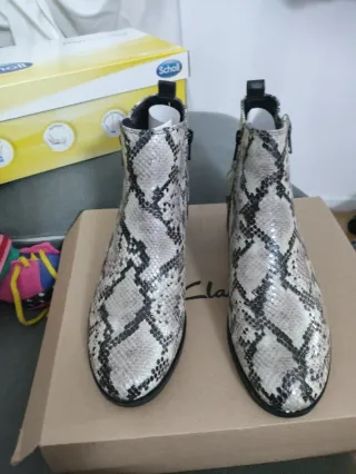 Botines Clarks Serpiente Beige/Gris Talla 37