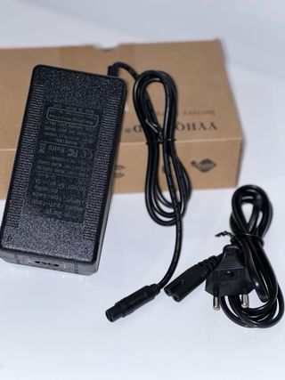 Cargador 48V bici/patinete eléctrico