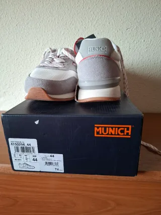Deportivas Munich grises y blancas