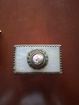 Joyeros muy  antiguos de nacar  con escena románti