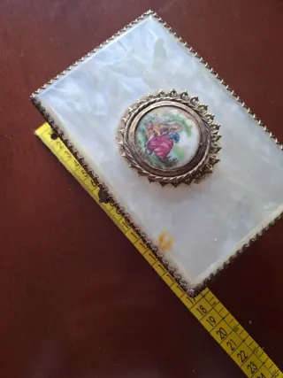 Joyeros muy  antiguos de nacar  con escena románti