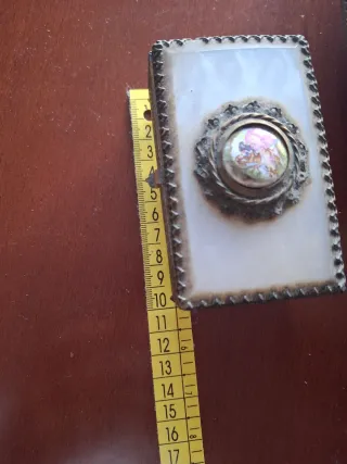 Joyeros muy  antiguos de nacar  con escena románti