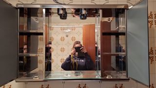 Armario de espejo plateado y blanco