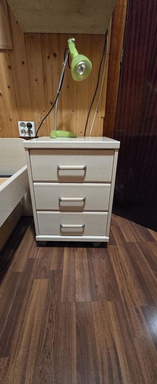 Conjunto cama, mesilla y estantería