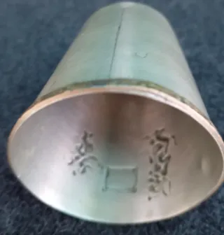 Vaso de plata con dibujos