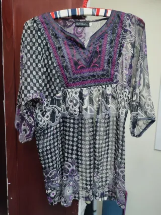 Blusa estampada morada y negra