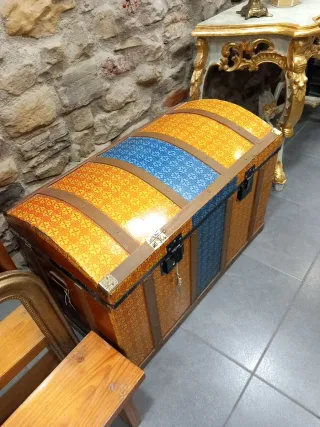 Antiguo baúl ,chapa y madera, dentro forrado.llave