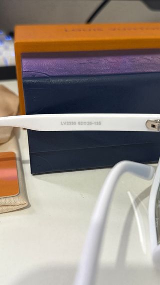 Gafas Louis Vuitton plateadas con caja